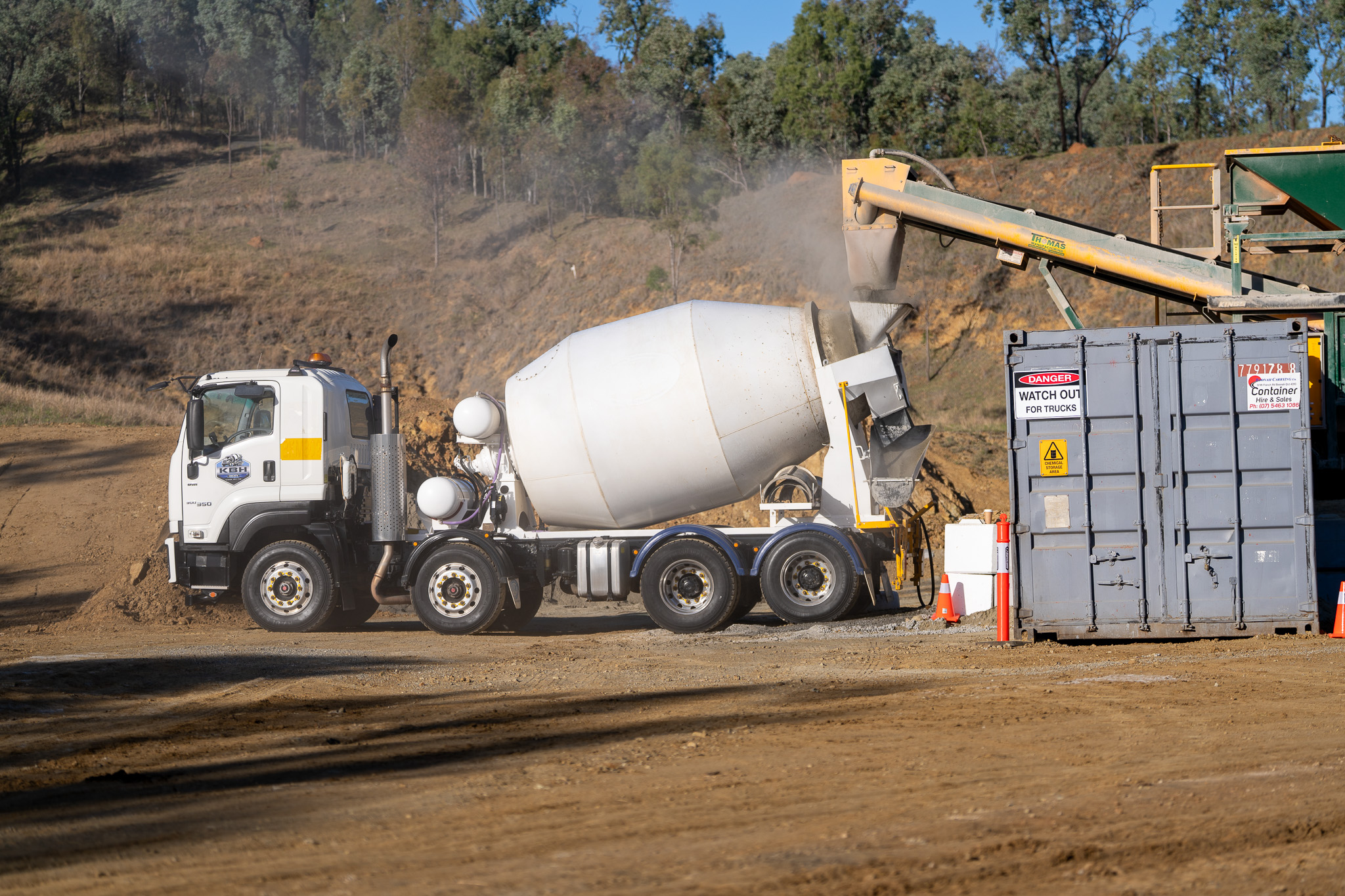 KBH mobile concrete batching plant and agitator truck